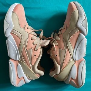 Woman’s PUMA sneakers
